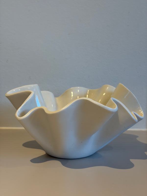 Bølgende skål i porcelæn
